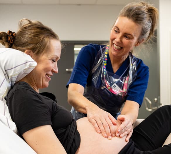 medarbetare med gravid kvinna medarbetare med gravid kvinna